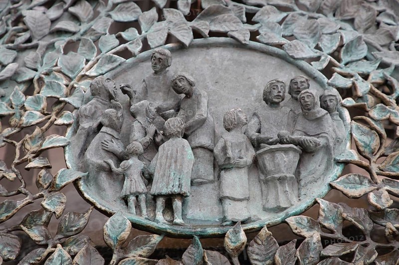 Bugenhagen Fountain by Ulrich Henn 1995 with Baptism and Holy Communion, congregation, people, hand out figures, sacrament, symbol, sculpture, modern art, bronze sculpture, relief, Andreasplatz, Hildesheim, Lower Saxony, Germany