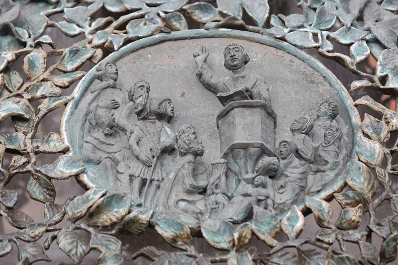Bugenhagen Fountain by Ulrich Henn 1995 with sermon by pastor to the congregation, people, speak, proclaim, listen, pulpit, preach, figures, symbol, sculpture, modern art, bronze sculpture, relief, Andreasplatz, Hildesheim, Lower Saxony, Germany
