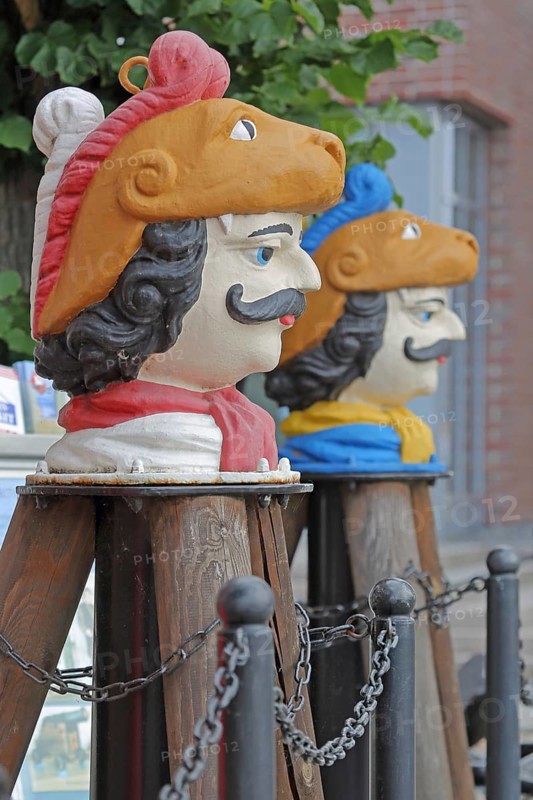 Colourful Swedish heads as landmarks, historical wooden head with face and four eyes, Swedish head tree house, Old Harbour, Wismar, Mecklenburg-Western Pomerania, Germany