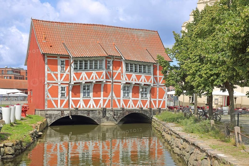 Red historic half-timbered house vault on the canal Grube, idyll, shore, Wismar, Mecklenburg-Vorpommern, Germany