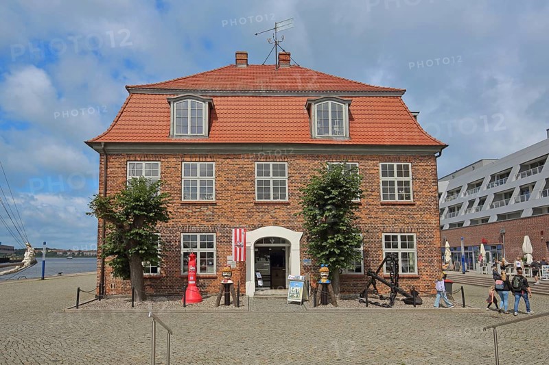 Baroque tree house with Swedish heads and stick anchors, decoration, brick building, tourists, Old Harbour, Wismar, Mecklenburg-Western Pomerania, Germany