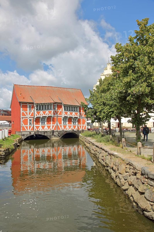 Red historic half-timbered house vault on the canal Grube, idyll, shore, Wismar, Mecklenburg-Vorpommern, Germany