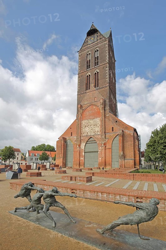 Sculpture Tug-of-War by Karl-Henning Seemann 1987 and Gothic, St Mary's Church tower without nave, St Mary's Church, brick church, bronze sculpture, modern art, tug-of-war, rope, rope, pulling, fighting, sport, St Mary's Church tower, Wismar, Mecklenburg-Western Pomerania, Germany