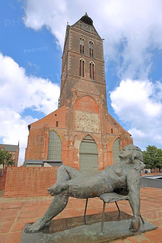 Sculpture Reclining Sofia by Bärbel Dieckmann 1991, bronze sculpture, modern art, female figure, recliner, relax, rest, resting, resting, holiday, recreation, leisure, enjoy, satisfaction, joy, sunbathing, sunbathing, symbol, brick church, Marienkirche, Marienkirchturm, Wismar, Mecklenburg-Vorpommern, Germany