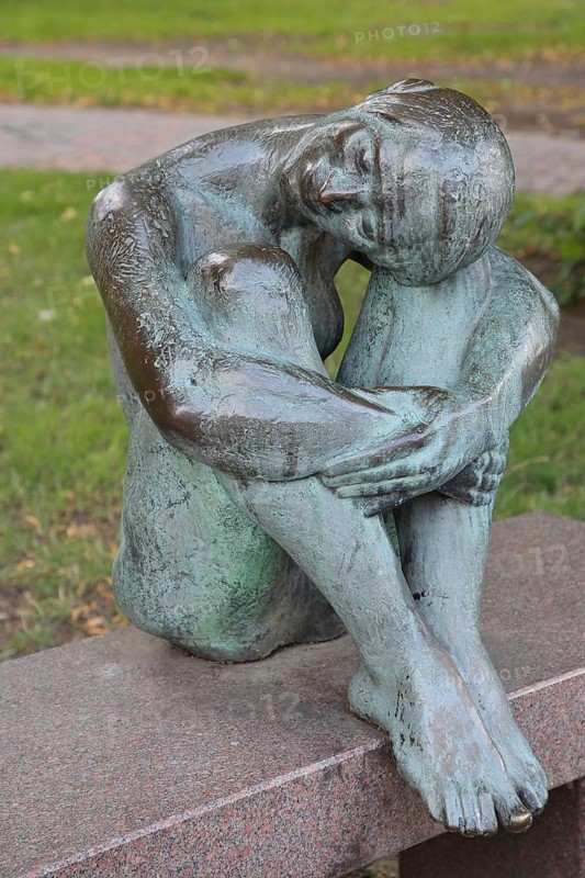 Sculpture Resting by August-Martin Hoffmann 1976, bronze sculpture, seated female figure on bench with head resting on knees, relaxing, resting, relaxing, silence, contentment, joy, calm, resting, legs, Schelfkirche, St. Nikolai, Schelfstadt, Schwerin, Mecklenburg-Vorpommern, Germany