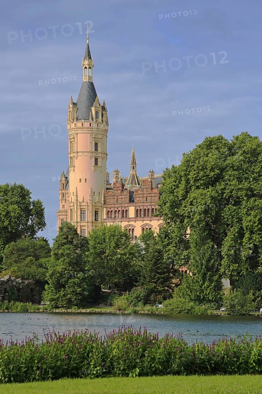 Renaissance castle with tower, Burgsee, Schwerin, Mecklenburg-Vorpommern, Germany