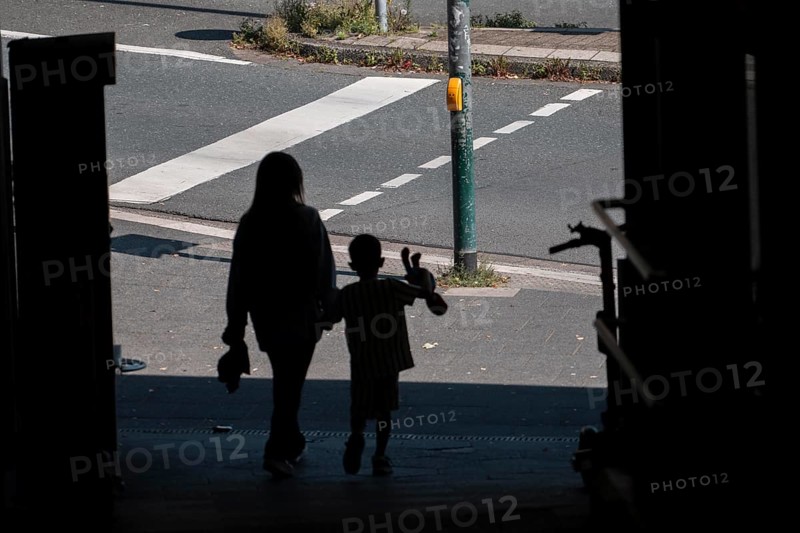Subway, pedestrian, dark, mother and child, symbolic image