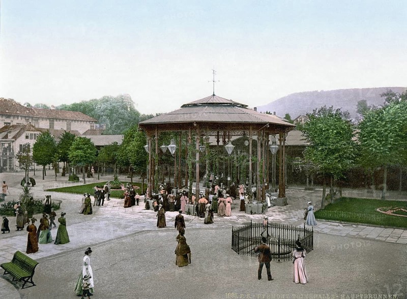 The healing spring in Bad Pyrmont in 1900, Lower Saxony, Germany, Historical, digitally restored reproduction from a 19th century original, Record date not stated