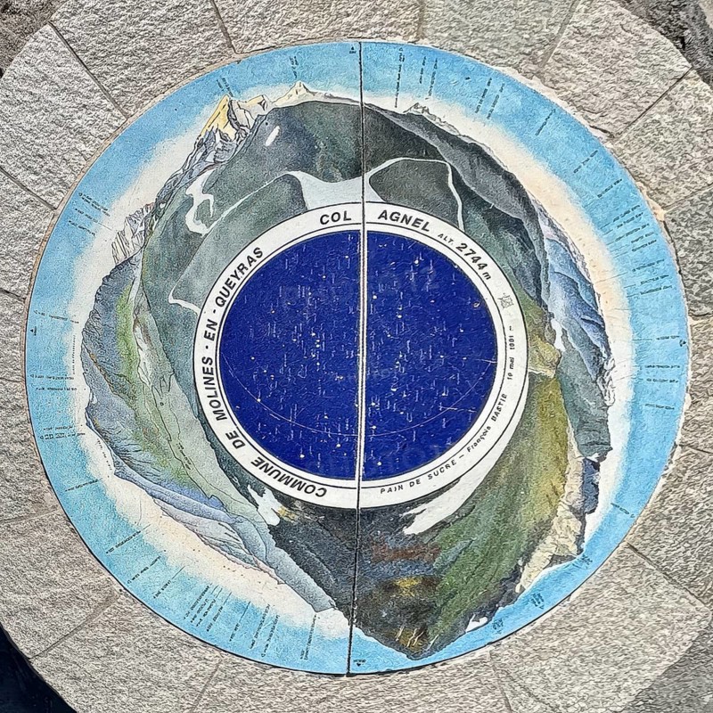 Top view of orientation board with description of mountain peaks on stone pedestal at viewpoint on third highest asphalted pass in the Alps highest border pass in high Alps Alpine pass 2744 metre high Col Agnel, Colle dell'Agnello, Molines-en-Queyras, Département Hautes-Alpes, Provence-Alpes-Côte d'Azur, France, Pontechianale, Piemont, Italy