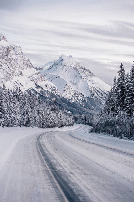 Winter road trip on the Icefields Parkway with lots of snow and ice, Banff National Park, Jasper National Park, Alberta, Canada