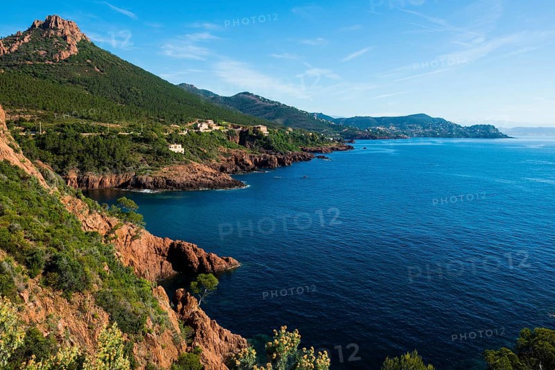 Picturesque coast and red rocks, near Anthéor, Saint-Raphaël, Massif de l'Esterel, Esterel Mountains, Département Var, Cote d'Azur, Provence-Alpes-Côte d'Azur, France