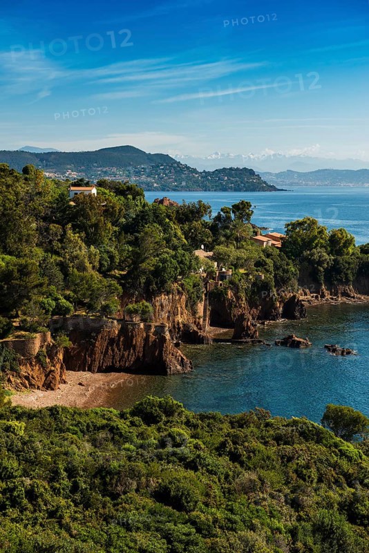 Picturesque coast and red rocks, near Anthéor, Saint-Raphaël, Massif de l'Esterel, Esterel Mountains, Département Var, Cote d'Azur, Provence-Alpes-Côte d'Azur, France