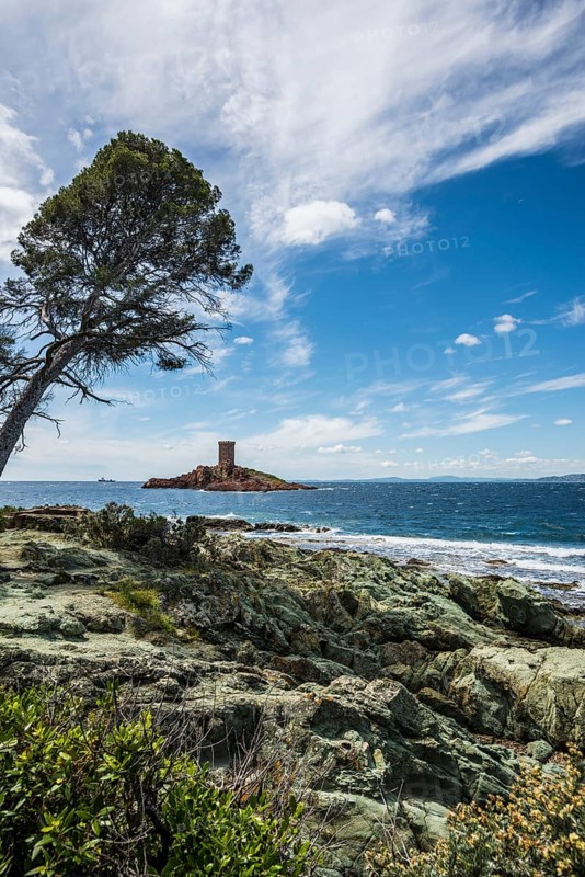 Island with tower and red rocks, Ile d'or, Cap du Dramont, Saint-Raphaël, Massif de l'Esterel, Esterel Mountains, Département Var, Cote d'Azur, Provence-Alpes-Côte d'Azur, France