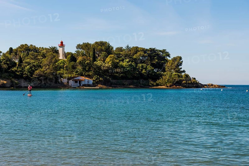 Picturesque beach and lighthouse, Plage de La Baumette, Saint-Raphaël, Massif de l'Esterel, Esterel Mountains, Département Var, Cote d'Azur, Provence-Alpes-Côte d'Azur, France