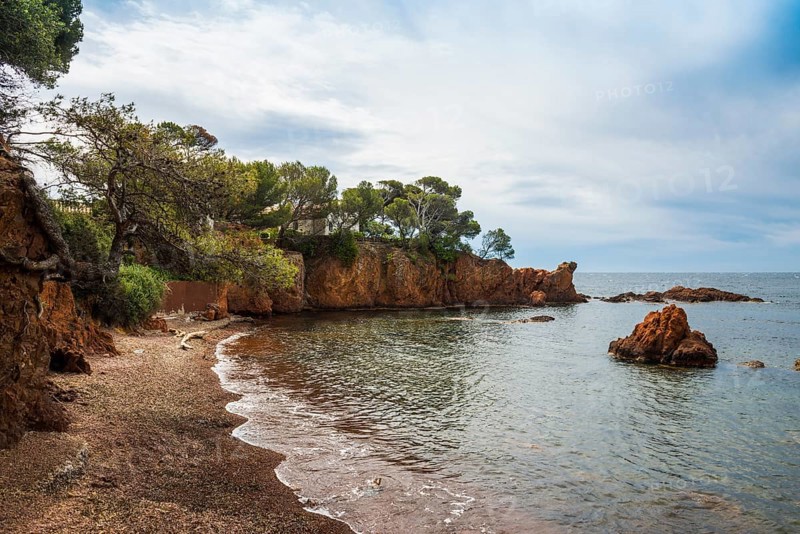 Picturesque beach and red rocks, Calanque des Anglais, Saint-Raphaël, Massif de l'Esterel, Esterel Mountains, Département Var, Cote d'Azur, Provence-Alpes-Côte d'Azur, France