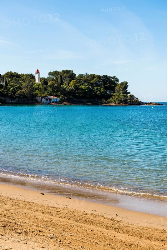 Picturesque beach and lighthouse, Plage de La Baumette, Saint-Raphaël, Massif de l'Esterel, Esterel Mountains, Département Var, Cote d'Azur, Provence-Alpes-Côte d'Azur, France
