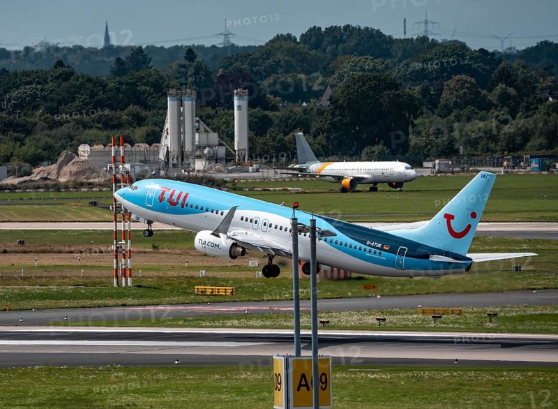 Düsseldorf Airport, TUIFly Boeing 737 on take-off, North Rhine-Westphalia, Germany