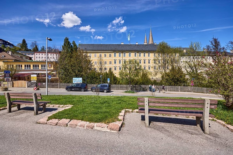 Royal Castle Berchtesgaden, general development, benches, lawn, lantern, parking lane with vehicles, wooden fence, trees, pedestrians as secondary motif, blue sky, cumulus clouds, cirrostratus clouds, Am Fischerbichl, Bahnhofstraße, Berchtesgaden, Upper Bavaria, district Berchtesgadener Land, Bavaria, Germany