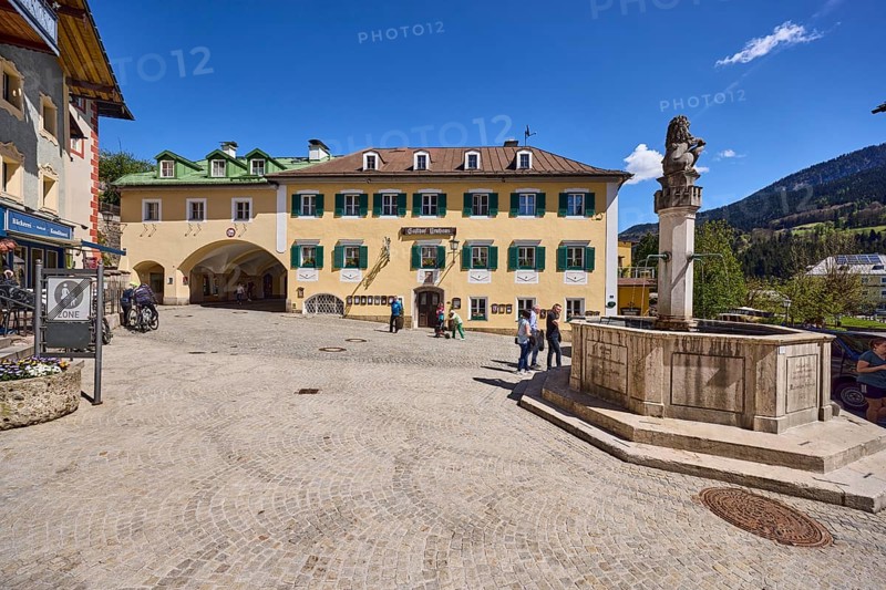 Market fountain, Gasthof Neuhaus, pedestrian zone, historical buildings, fountain, square, cobblestones, drive-through arch, pedestrians as secondary motif, blue sky, cumulus clouds, market square, Berchtesgaden, Upper Bavaria, Berchtesgadener Land district, Bavaria, Germany
