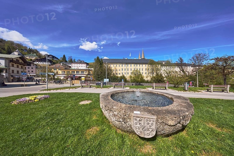 Royal Castle Berchtesgaden, Fischerbrunnen, master stonemason August Wolf, fountain, stone fountain, general architecture, trees, lawn, flower bed, lantern, benches, blue sky, cumulus clouds, cirrostratus clouds, Am Fischerbichl, Bahnhofstraße, Berchtesgaden, Upper Bavaria, district Berchtesgadener Land, Bavaria, Germany