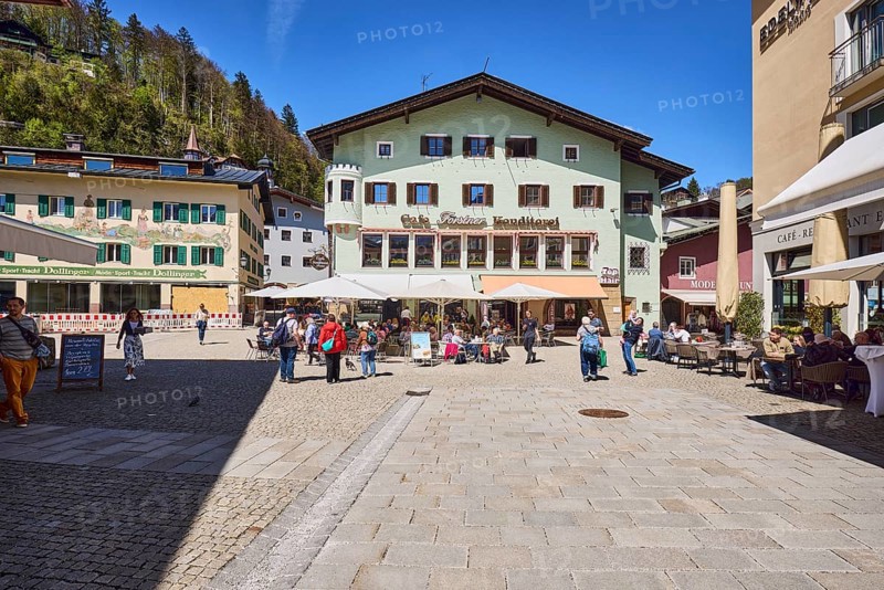Cafe Forstner, pedestrian zone, building, general architecture, residential and commercial building, hill, coniferous forest, pedestrian as secondary motif, blue sky, Christmas shooting square, Metzgerstraße, Berchtesgaden, Upper Bavaria, district Berchtesgadener Land, Bavaria, Germany