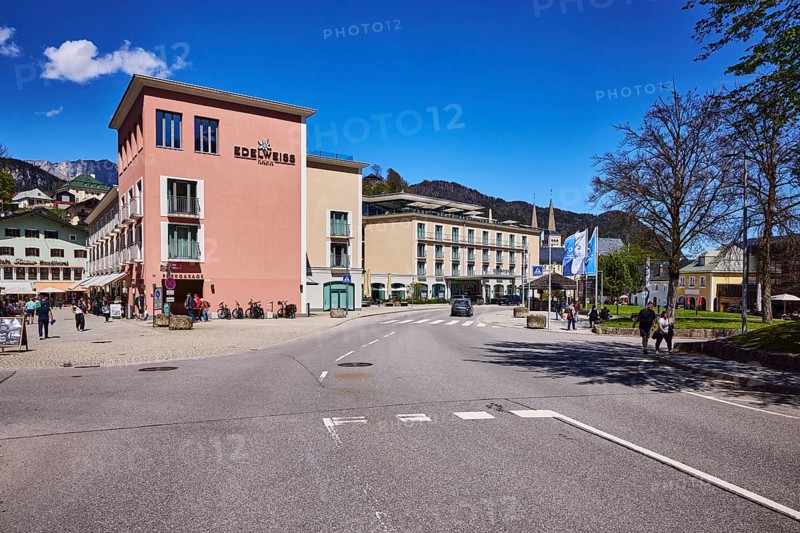 Hotel Edelweiss, buildings, general architecture, trees, road markings lanes, pedestrians as secondary motif, blue sky, cumulus clouds, Weihnachtsschützenplatz, Maximilianstraße, Berchtesgaden, Upper Bavaria, district Berchtesgadener Land, Bavaria, Germany