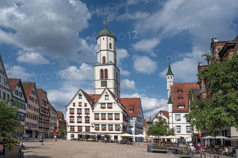 Market square with St Martin's Church, gabled houses and the new town hall on the right, Biberach, Baden-Württemberg, Germany