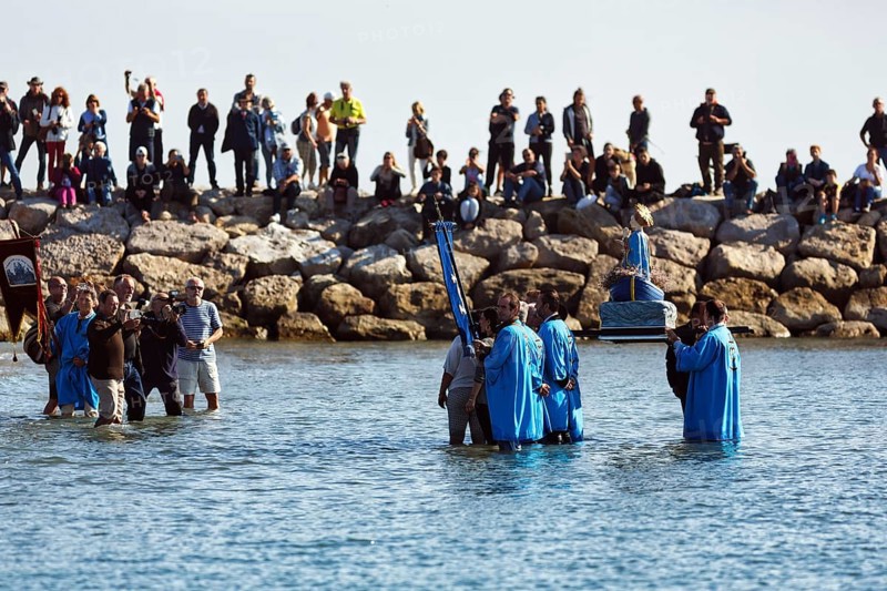 Pilgrimage, procession by the sea, pilgrims walking through water, statue of the Virgin Mary, crowd of spectators, Saintes-Maries-de-la-Mer, Camargue, France