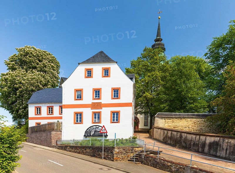 Birthplace of Clara Zetkin, in the background the church, Wiederau, Königshain-Wiederau, district of Central Saxony, Saxony, Germany