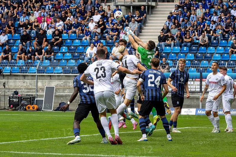 Football 3rd division, 2025/26 season, matchday 1: Waldhof Mannheim v SC Verl***Lucien Hawryluk (30, Mannheim) fists the ball out of the danger zone