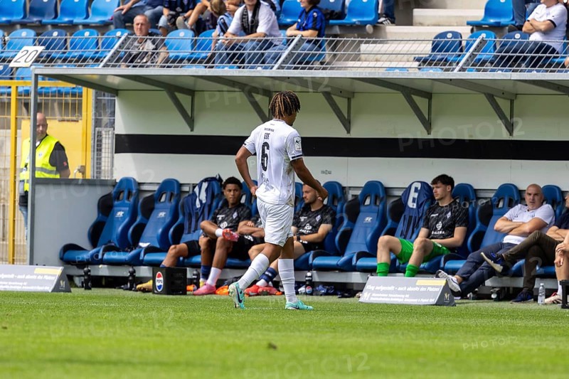Football 3rd division, 2025/26 season, matchday 1: Waldhof Mannheim v SC Verl***Joshua Chima Eze (6, Verl) leaves the pitch after receiving a red card