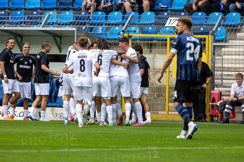 Football 3rd division, 2025/26 season, matchday 1: Waldhof Mannheim v SC Verl***Congratulations from Verl after the opening goal to make it 1-0