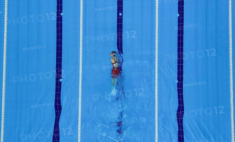 Top view of a swimmer with amputated hands