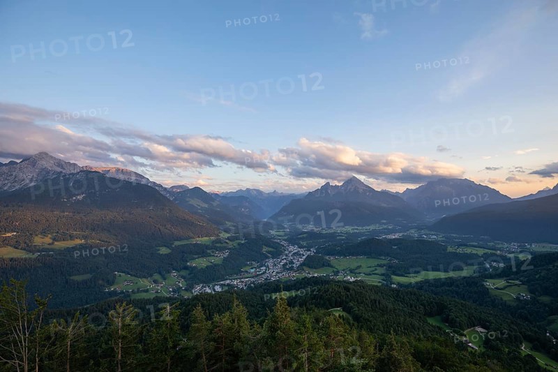 Panoramic view from the Kneifelspitze of Berchtesgaden, Hoher Göll, the Kehlsteinhaus, Watzmann, Hochkalter and Königssee at sunset