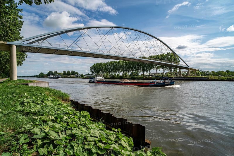 The Liniebrug, bicycle and pedestrian bridge over the Amsterdam-Rhine Canal near the village of Nigtechtew, spans the shipping canal at around 104 metres, the ramps on both sides of the canal are a good 500 metres long, gentle ascent for cyclists, connects various cycle paths south of Amsterdam, Netherlands