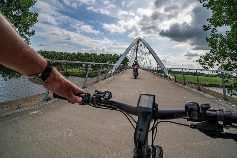 The Liniebrug, bicycle and pedestrian bridge over the Amsterdam-Rhine Canal near the village of Nigtechtew, spans the shipping canal at around 104 metres, the ramps on both sides of the canal are a good 500 metres long, gentle ascent for cyclists, connects various cycle paths south of Amsterdam, Netherlands