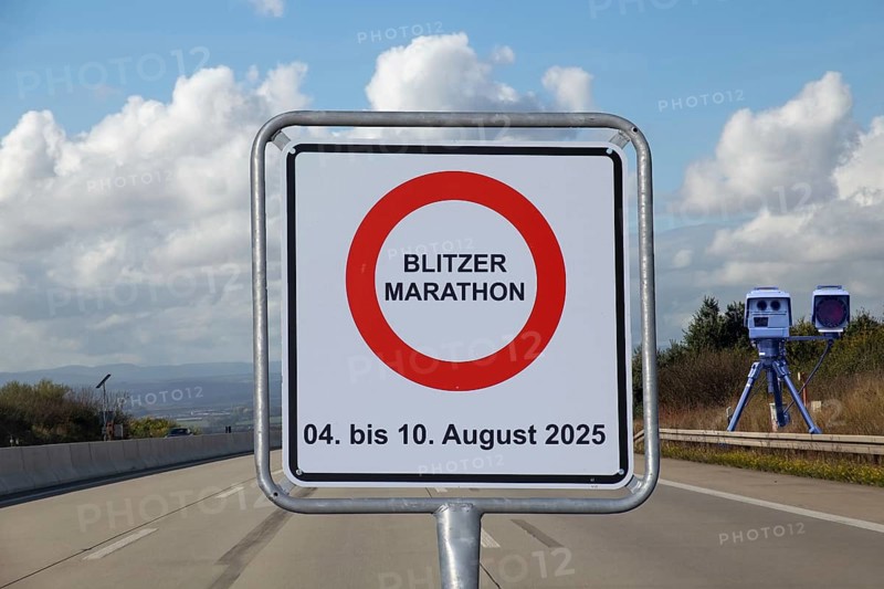 (Photomontage) Speed camera marathon Symbolic image: sign with the words BLITZERMARATHON 04 TO 10 AUGUST 2025 in front of a motorway, with a mobile speed trap at the side