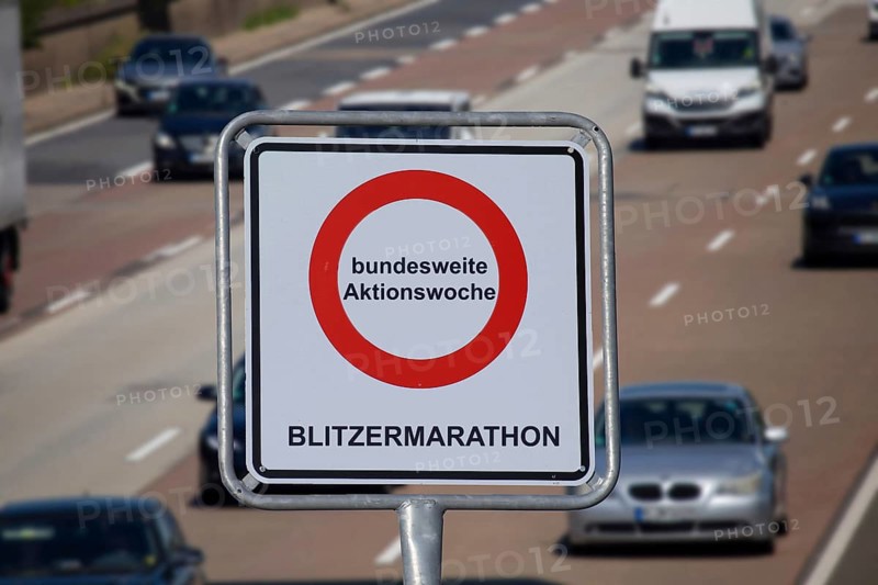 (Photomontage) Speed camera marathon Symbolic image: Sign with the inscription BLITZERMARATHON BUNDESWEITE AKTIONSWOCHE in front of a motorway
