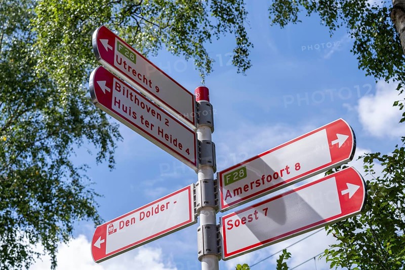 Long-distance cycle route F28, so-called Doorfietsroute, through cycle route, in the province of Utrecht, connects the city of Utrecht, as well as 4 municipalities and the city of Amersfoort, routes signposts, part of a cycle path network, 21 KM long, mostly illuminated, mostly without crossings, pure cycle path, marked with red asphalt in town crossings, bicycles have priority over cars, completed in June 2025, Netherlands