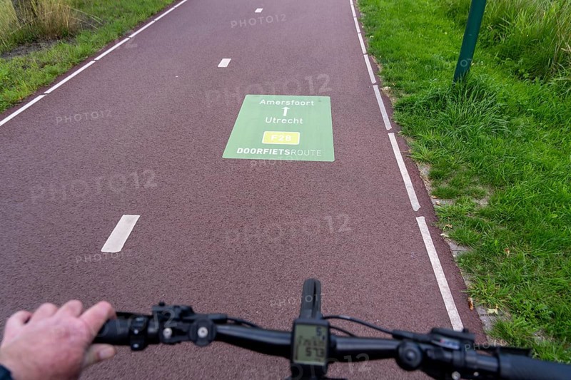 Long-distance cycle route F28, so-called Doorfietsroute, through cycle route, in the province of Utrecht, connects the city of Utrecht, as well as 4 municipalities and the city of Amersfoort, route signs on the road surface, part of a cycle path network, 21 KM long, mostly illuminated, mostly without crossings, pure cycle path, marked with red asphalt in town crossings, bicycles have priority over cars, completed in June 2025, Netherlands