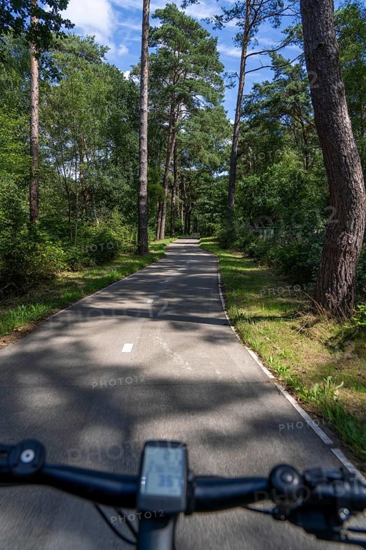 Long-distance cycle path F28, so-called Doorfietsroute, through cycle path, in the province of Utrecht, connects the city of Utrecht, as well as 4 municipalities and the city of Amersfoort, part of a cycle path network, 21 km long, mostly illuminated, mostly without crossings, pure cycle path, marked with red asphalt in town crossings, bicycles have priority over cars, completed in June 2025, Netherlands