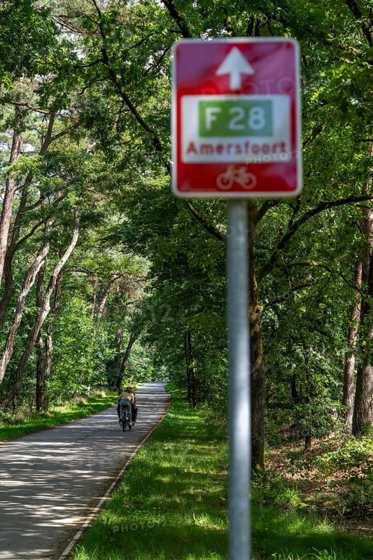 Long-distance cycle route F28, so-called Doorfietsroute, through cycle route, in the province of Utrecht, connects the city of Utrecht, as well as 4 municipalities and the city of Amersfoort, routes signposts, part of a cycle path network, 21 KM long, mostly illuminated, mostly without crossings, pure cycle path, marked with red asphalt in town crossings, bicycles have priority over cars, completed in June 2025, Netherlands