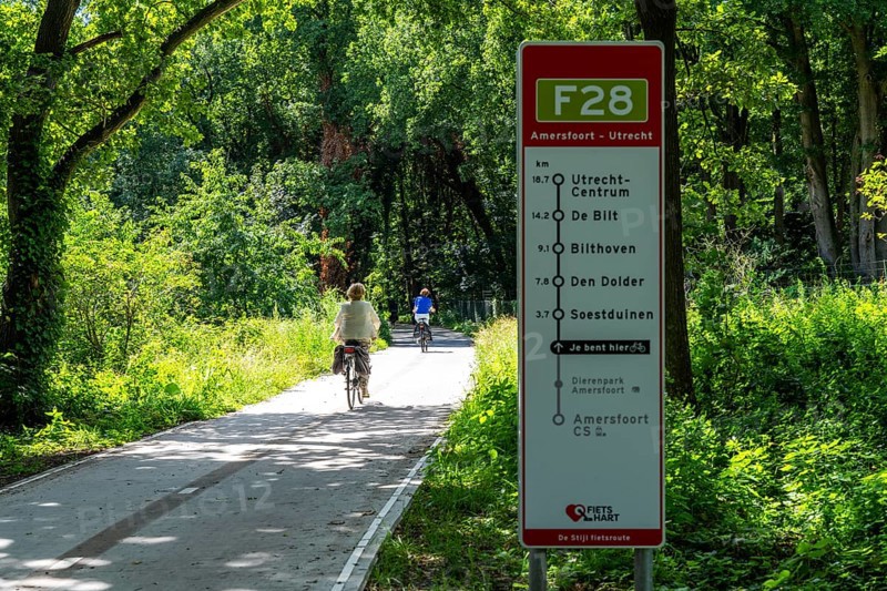 Long-distance cycle path F28, so-called Doorfietsroute, through cycle path, in the province of Utrecht, connects the city of Utrecht, as well as 4 municipalities and the city of Amersfoort, signposting, part of a cycle path network, 21 km long, mostly illuminated, mostly without crossings, pure cycle path, marked with red asphalt in town crossings, bicycles have priority over cars, completed in June 2025, Netherlands