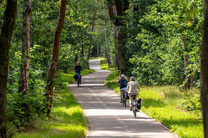 Long-distance cycle path F28, so-called Doorfietsroute, through cycle path, in the province of Utrecht, connects the city of Utrecht, as well as 4 municipalities and the city of Amersfoort, part of a cycle path network, 21 km long, mostly illuminated, mostly without crossings, pure cycle path, marked with red asphalt in town crossings, bicycles have priority over cars, completed in June 2025, Netherlands