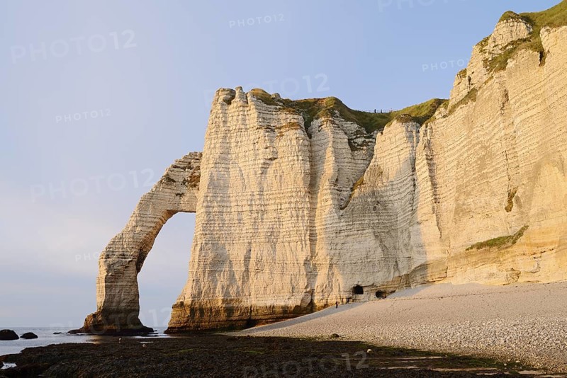 Cliffs with the Falaise d'Aval rock gate, Etretat, Alabaster Coast, Seine-Maritime, Normandy, France