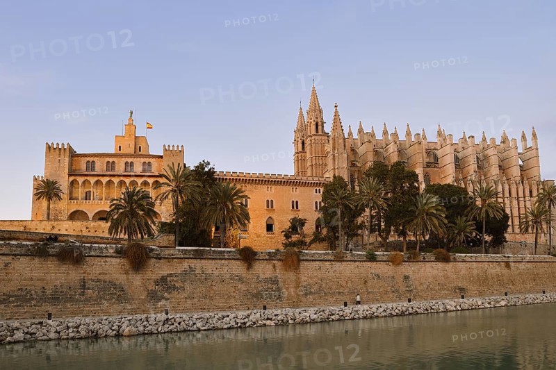 Cathedral La Seu or Cathedral of St Mary and Royal Palace La Almudaina in the evening light, Palma de Majorca, Majorca, Balearic Islands, Spain