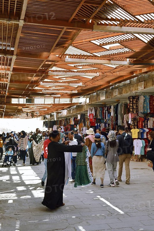 Bazaar with tourists at the temple of Hatshepsut, mortuary temple of Hatshepsut, Deir el-Bahari, Thebes, Luxor, Egypt
