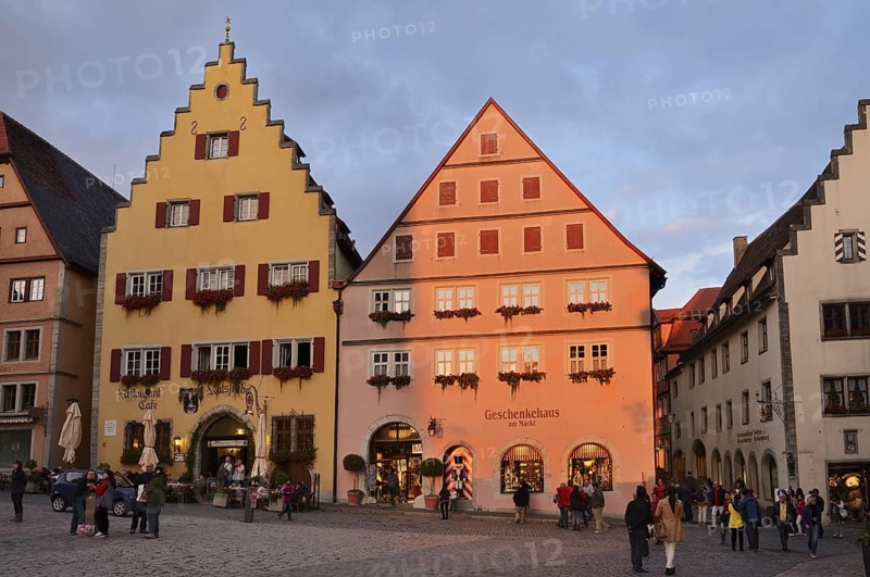 Restaurant and shops on the market square in the evening light, Rothenburg ob der Tauber, Middle Franconia, Bavaria, Germany