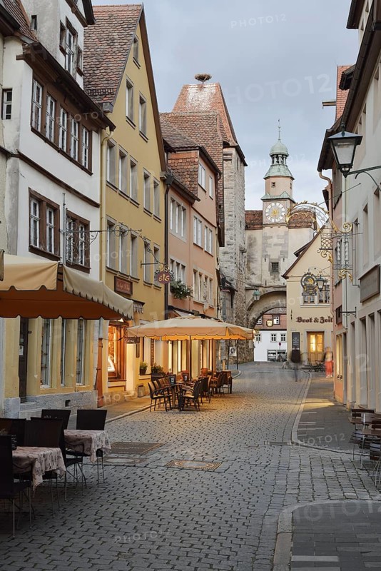 Röderbogen and alley with shops and restaurants, Rothenburg ob der Tauber, Middle Franconia, Bavaria, Germany