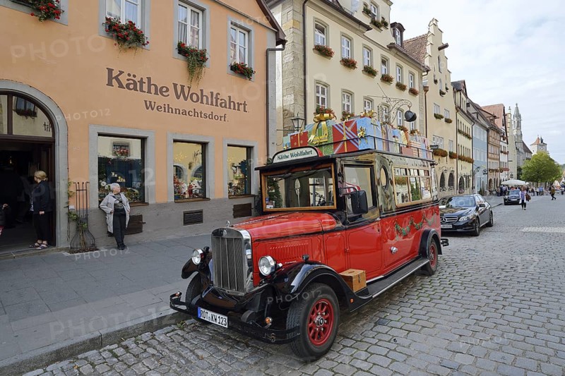 Käthe Wohlfahrt Christmas Village shop, in front of it a vintage car on the street, Rothenburg ob der Tauber, Middle Franconia, Bavaria, Germany